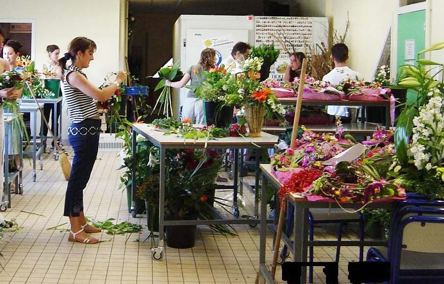 Apprenties fleuristes au travail dans l’atelier